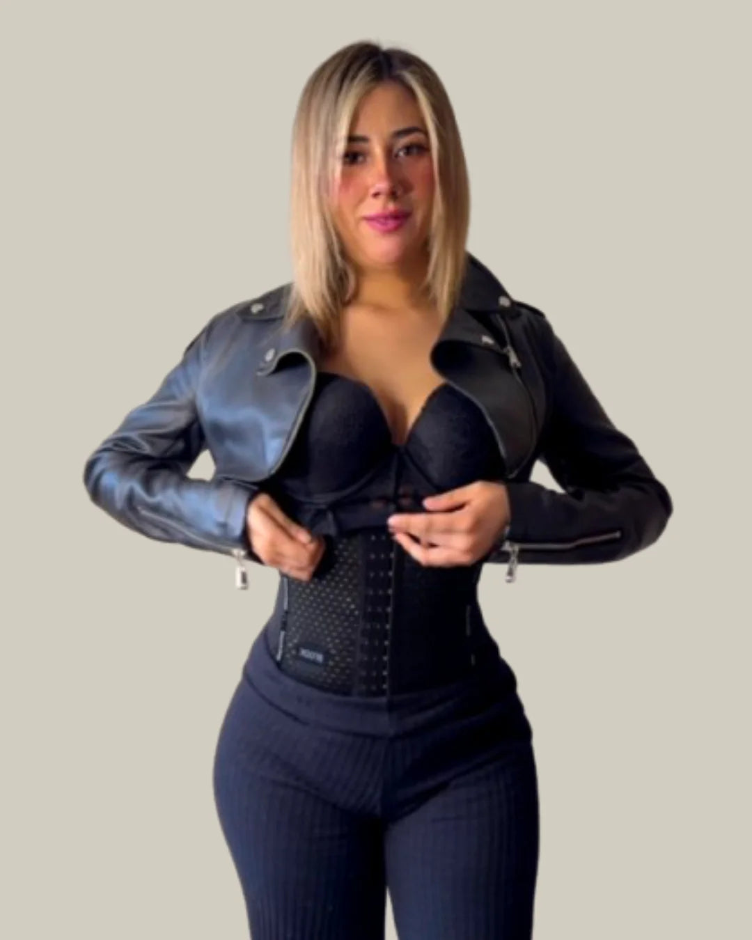 Faja con 6 corridas de broches y control fuerte, estiliza abdomen y espalda.