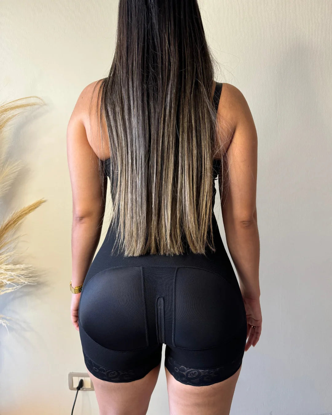 Faja short negra de alta compresión. Realza glúteo, reduce cintura y elimina rollitos. Ideal postparto y uso diario. Envíos a todo Chile.