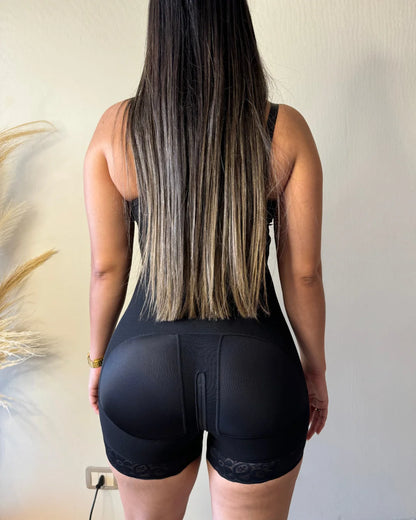 Faja short negra de alta compresión. Realza glúteo, reduce cintura y elimina rollitos. Ideal postparto y uso diario. Envíos a todo Chile.